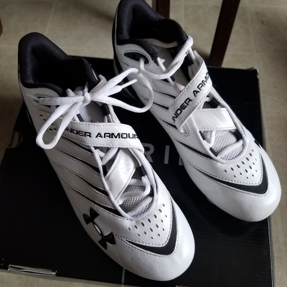 NWOT Under Armour football cleats